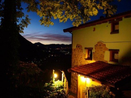 Weekend package of two nights in a farmhouse in the Lake Como area up to 2 people with breakfast and dinner